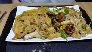 Mixture of hot and cold foods at Sattgrün in Essen