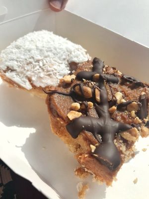 Kokos- und „Snickers“-Kuchen to go  at Sattgrün in Essen