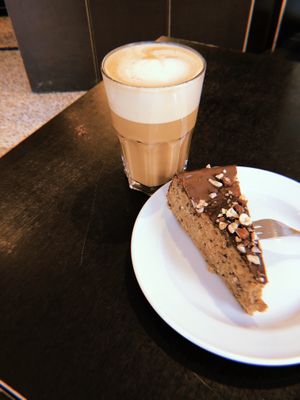 Caramel Latte mit Hafermilch + Zucchini Kuchen  at Cafe Kopi in Hannover
