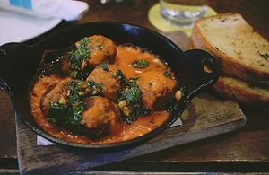 Vegan Spanish meatballs! Amaziiing! The Romesco sauce is so good, and they come with a side of toasted, buttery garlic & herb bread!

Check out our vegan YouTube channel to see our Bar Bombon episode! ➡️ https://youtube.com/channel/UCQ3ffXtIrXm3AkvsqUYRFbg

Check out our Instagram for more photos! ➡️ instagram.com/guided.by.veggies at Bar Bombon in Philadelphia