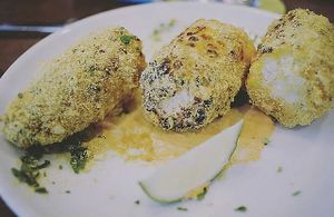 Vegan Latin street corn! With vegan cheese, vegan butter, nutritional yeast & spices! Hard to not make a mess but SOOOO good!

Check out our vegan YouTube channel to see our Bar Bombon episode! ➡️ https://youtube.com/channel/UCQ3ffXtIrXm3AkvsqUYRFbg

Check out our Instagram for more photos! ➡️ instagram.com/guided.by.veggies at Bar Bombon in Philadelphia