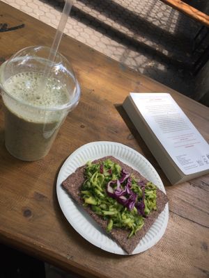 Mango Smoothie & Avokado pizza at bistRAW & Tea in Prague