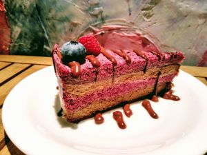   tenhle krásný dortík na vás čeká ve středu Karob + kokos + borůvky + banán + datle. #nocachew #NOcoconutOIL #noAGAVE #cleanraw #60Kč   at bistRAW & Tea in Prague