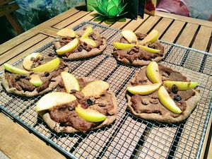 ? ve čtvrtek se můžete těšit na jablečné koláče. Jsou výrazně sladké ? ❤️? #kolac #raw #vegan #45Kč at bistRAW & Tea in Prague