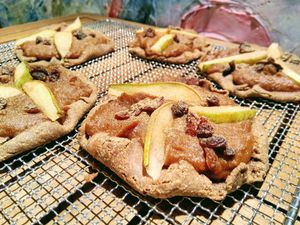 ? skoro kulatý jablkový koláč s rozinkami a hruškami se suší a čeká na vás. V pátek od 10 může být váš. Děkujeme a jsme rádi že vám tak chutnají:) #raw #vegan #bezorechu #sdatlemi #45Kč at bistRAW & Tea in Prague