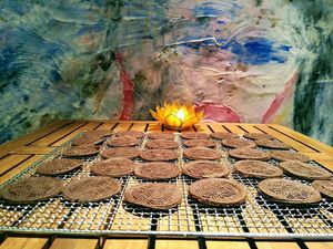 SUŠENKY pro vás také ručně vyrábíme a takto sušíme:) nakonec je plníme domácí sezamovo-karobovým krémem. #slazenedatlemi #karob #raw #vegan #30Kč at bistRAW & Tea in Prague