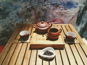 Speciální edice čínského čaje SHU PUER, který byl v roce 2009 lisovaný do tvaru koláčků v malé továrně v Lincangu. Velikost listu č. 3. ? U nás v čajovně. at bistRAW & Tea in Prague