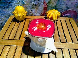 Právě teď jahodový pudink s chia semínky a krvavým pomerančem.

#top #raw #60Kč at bistRAW & Tea in Prague