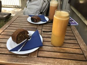 Strudel and freshly made juice at bistRAW & Tea in Prague