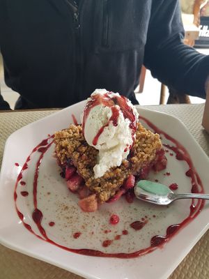 Crumble with vanilla ice cream at La Libelula Vegan Cafe in Fuengirola