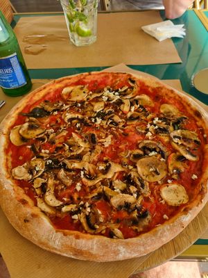 Vegan pizza with mushrooms, spinach and garlic at Manifattura Di Gelato in Calheta