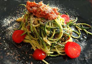 Spaghettini di zucchine con pesto di pinoli, pomodori e basilico. at La Libellula Ristorante Bistrot in Udine