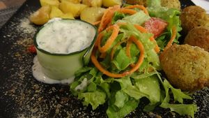 Falafel con tzatziki alla libellula ristorante vegano at La Libellula Ristorante Bistrot in Udine