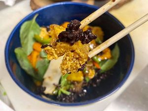 Pad Krapow - Crispy tofu, red peppers, onions, green beans & Thai basil, stir fry vegetable amino sauce, black rice & spring roll 

#DinnerMenu
#NutFree at Full Bloom in Miami Beach