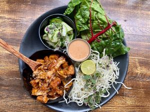 A beautiful day with Lettuce Wraps by @chef_rojas! ☀️🏝🌱
Spicy ground pok, red peppers, scallions, crispy rice noodles, cucumber salad, peanut sauce & collard greens leaf. at Full Bloom in Miami Beach