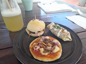 Mini hamburguesa, mini pizza y mini burrito!! at SoyGreen in San Salvador