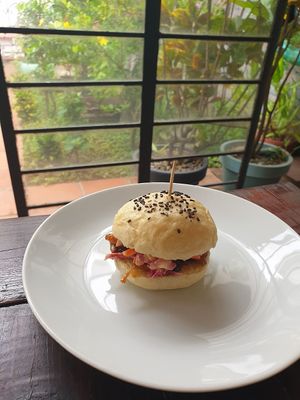 Mini hamburguesa at SoyGreen in San Salvador