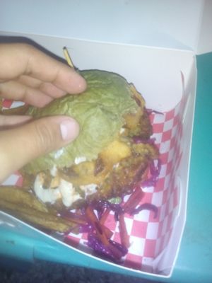 Pan vegano de matcha y espirulina con torta de setas con lentejas, aros de cebolla, tomate, rúcula, manzana verde, manzana roja, zanahoria, repollo morado y salsa chipotle vegana at SoyGreen in San Salvador