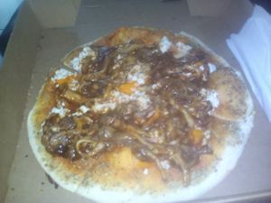 Vegan Pizza w/ mushrooms + bbq sauce + tofu + natural tomato sauce :D! $7.95 at SoyGreen in San Salvador