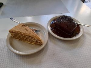 Bolo de  bolacha + bolo de chocolate - tudo vegan at Folha Verde in Lisbon
