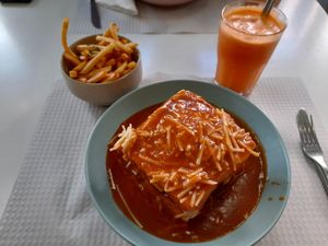 Francesinha vegan + sumo de abóbora, maçã e gengibre at Folha Verde in Lisbon