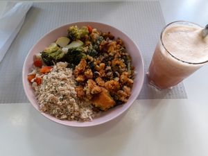 Migas de feijao frade + farofa + guisado de legumes - tudo vegan + sumo de abacaxi e cenoura at Folha Verde in Lisbon
