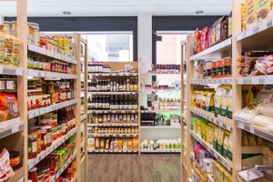 Regale at Twelve Monkeys Vegankrams in Hamburg