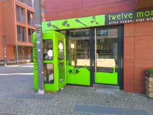 With the givebox at Twelve Monkeys Vegankrams in Hamburg