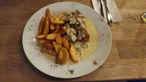 Sellerieschnitzel mit Wedges und Champignonrahmsauce at Ronja in Muelheim