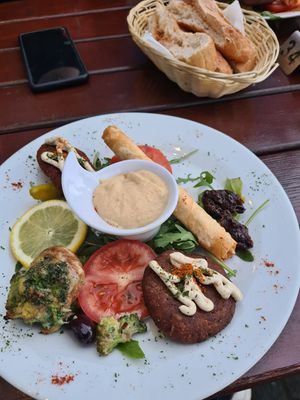 Warm vegan starter platter at Ronja in Muelheim