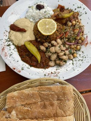 Vorspeisenteller - das Brot hat einen extrem leckeren Aufstrich !  at Ronja in Muelheim
