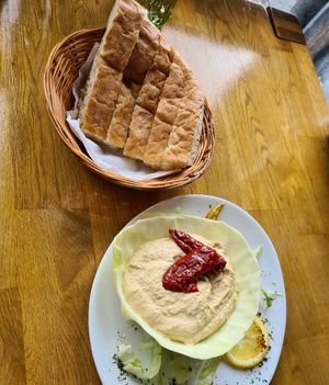 Hummus and garlic bread at Ronja in Muelheim