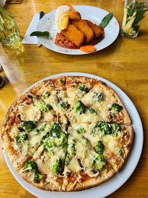 Vegan pizza + schnitzel at Ronja in Muelheim