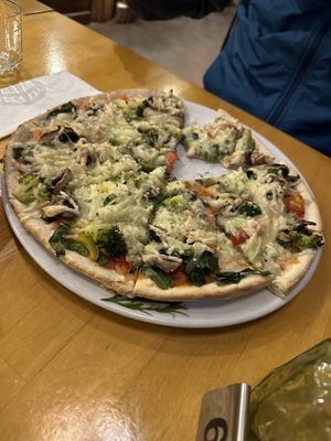 Pizza mit veganem Käse   at Ronja in Muelheim