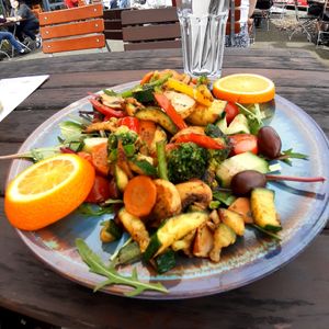 Mariniertes Gemüse auf Salat mit Fladenbrot at Ronja in Muelheim