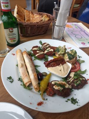 Der warme vegane Vorspeisenteller für 2 Personen at Ronja in Muelheim