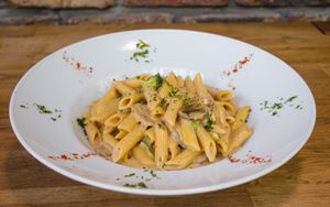 Penne mit Champignons und Broccoli in Erdnuss-Chilli-Kokossauce at Ronja in Muelheim