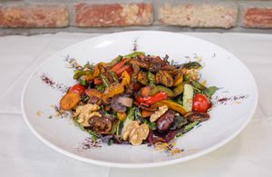 Wildkräuter Salat Mix mit marinierte Gemüse & Walnüsse  at Ronja in Muelheim