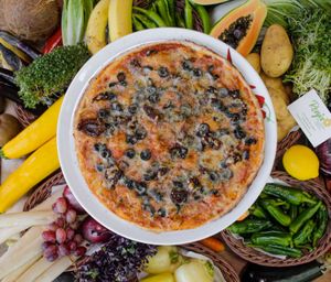 Volkorndinkel-Weizen Pizzateig mit getrocknete Tomaten und Oliven & Simply Pizzaschmelz at Ronja in Muelheim