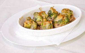 Gefüllte Champignonsköpfe mit Erdnuss-Broccoli-Chillisauce at Ronja in Muelheim