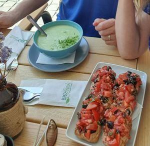 Oben links kalte Selleriesuppe at BIOFresh in Timisoara