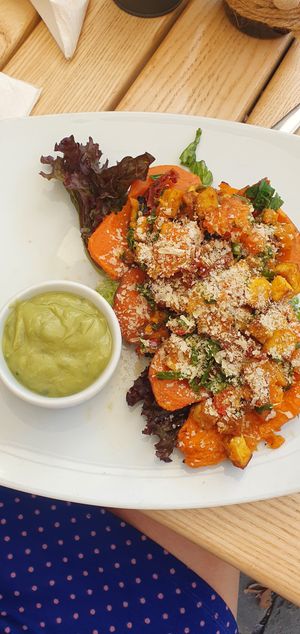 Gefüllte Süßkartoffel mit Guacamole at BIOFresh in Timisoara