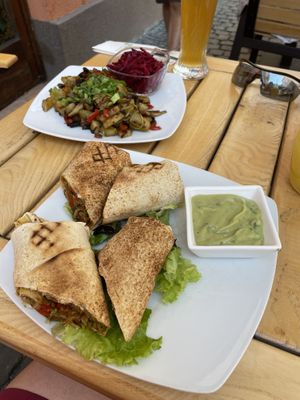 Fajita und Bratkartoffeln mit frischem Rote-Beete-Salat  at BIOFresh in Timisoara