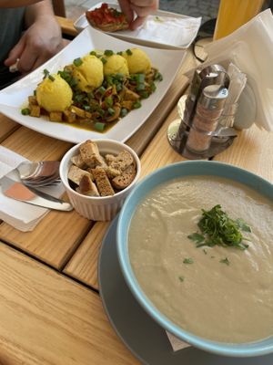 Polenta mit Gemüse und Champignon-Creme-Suppe  at BIOFresh in Timisoara