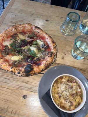 Amazing vegan Mac and cheese and pizza! So yum and tasty.   at Purezza in Brighton