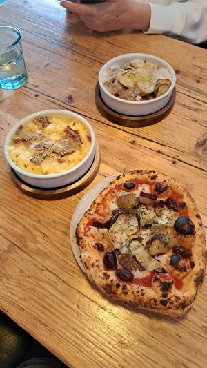 The set menu of a mini pizza and a small plate (+drink) + another small plate. The mac&cheese is amazing. at Purezza in Brighton
