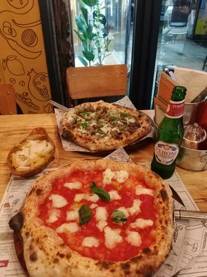 'Margarita' and 'Here comes truffle' with Mac n cheese' side at Purezza in Brighton