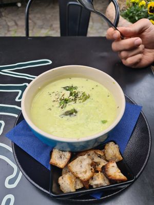 Spargel-Erbsen-Cremesuppe at Veggic in Plovdiv