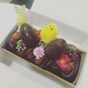 Mona de bizcocho con chocolate  at La Besnéta in Barcelona