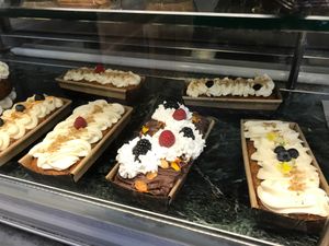 Bizcochos variados: chocolate, pastel de Zanahoria, etc. at La Besnéta in Barcelona